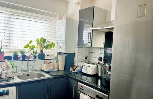 Streatham Hill Apartment | Inviting 2-Bed Retreat with Free Parking, Close to Station