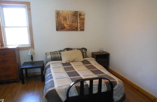 Pefferlaw Cottage | Tranquil River Retreat with Ocean Views and Family Amenities