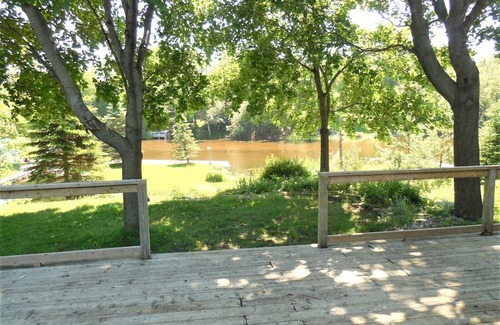 Pefferlaw Cottage | Tranquil River Retreat with Ocean Views and Family Amenities