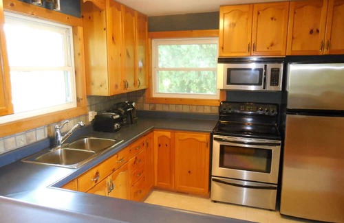 Pefferlaw Cottage | Tranquil River Retreat with Ocean Views and Family Amenities