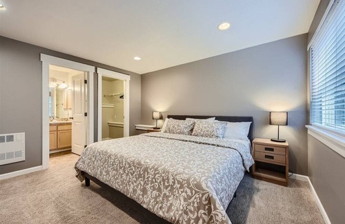 East Queen Anne House | Convenient Access to Climate Pledge Arena & Space Needle