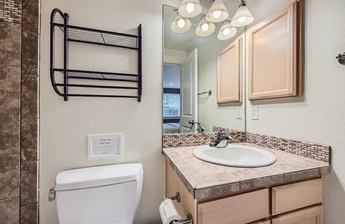 East Queen Anne House | Convenient Access to Climate Pledge Arena & Space Needle
