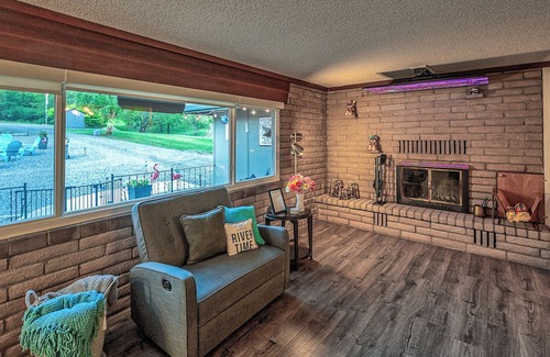 Douglas City House | Retro River Retreat: A 10/10 Family-Friendly Getaway