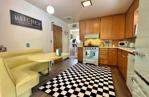 Douglas City House | Retro River Retreat: A 10/10 Family-Friendly Getaway