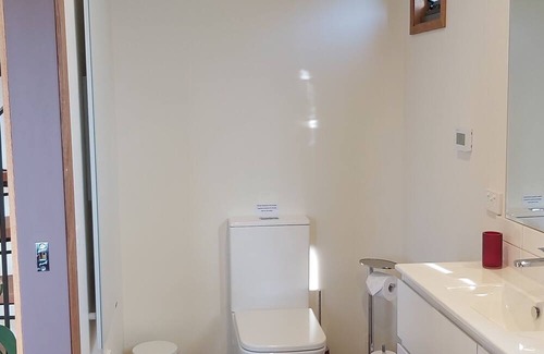 Apollo Bay Apartment | Relax and Rejuvenate at Killala Loft with Kitchen Amenities