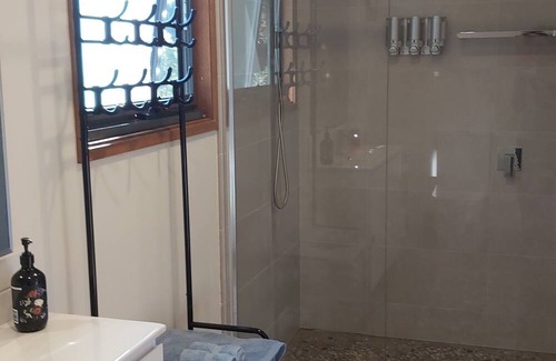 Apollo Bay Apartment | Relax and Rejuvenate at Killala Loft with Kitchen Amenities