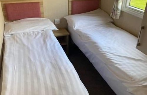 Tunstall Ski Chalet | Cozy 3-Bed Caravan in Tunstall, Hull - Pet Friendly Stay
