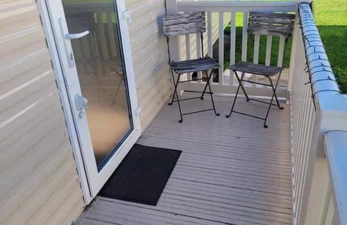Tunstall Ski Chalet | Cozy 3-Bed Caravan in Tunstall, Hull - Pet Friendly Stay