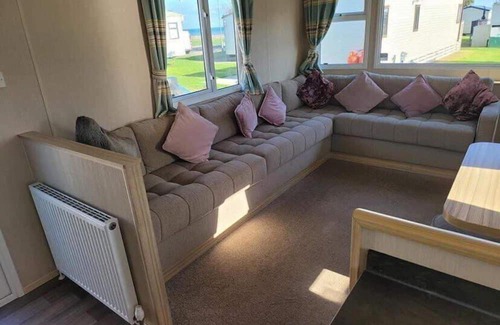 Tunstall Ski Chalet | Cozy 3-Bed Caravan in Tunstall, Hull - Pet Friendly Stay