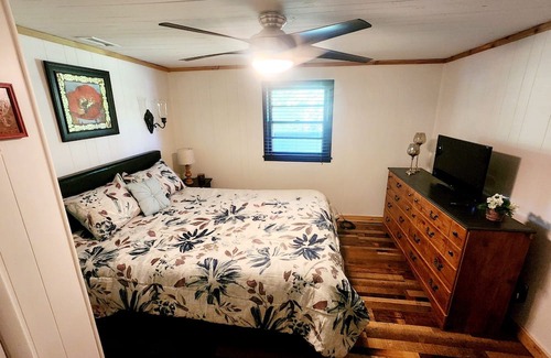 Ferguson House | Gabi's Getaway: Pet-Friendly Retreat with Spa & Hot Tub