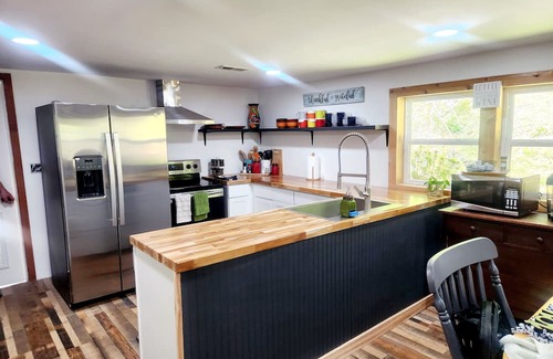 Ferguson House | Gabi's Getaway: Pet-Friendly Retreat with Spa & Hot Tub