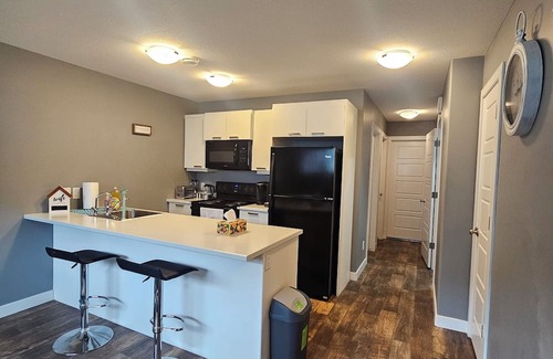 Regina House | Comfortable 2 Queen Bed Room Near Airport with Family Amenities