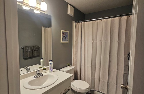 Regina House | Comfortable 2 Queen Bed Room Near Airport with Family Amenities