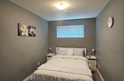 Regina House | Comfortable 2 Queen Bed Room Near Airport with Family Amenities