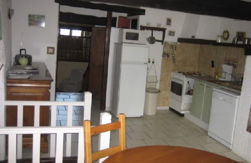 Villardonnel House | Cozy Gite for 6 with Pool, Spa & Pet-Friendly Amenities