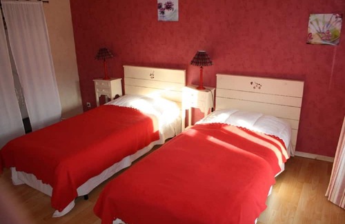 Villardonnel House | Cozy Gite for 6 with Pool, Spa & Pet-Friendly Amenities