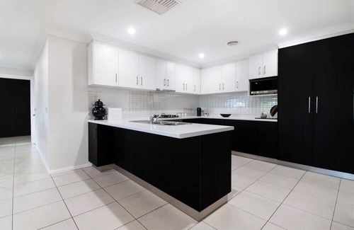 Bourkelands House | Guest Rated 10/10: Burrundulla - Modern Retreat with Firepit