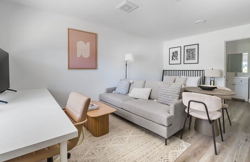 Jack London District Apartment | Convenient Oakland Studio with Pool & Kitchen near Dining