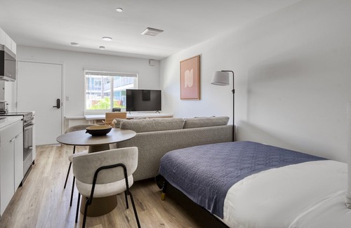 Jack London District Apartment | Convenient Oakland Studio with Pool & Kitchen near Dining