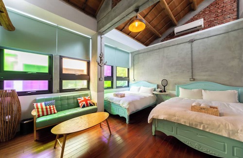 North District Bed & Breakfast | Cozy Shine Tree House: Family-Friendly with Dining Options
