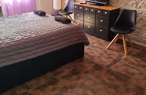 Brives-sur-Charente Bed & Breakfast | Family Suite at Les Coquelicots with Pool Access