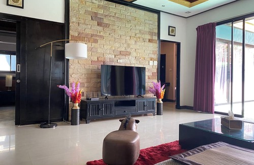 Wichit Villa | Relaxing Two-Bedroom Villa with Private Pool Near Attractions