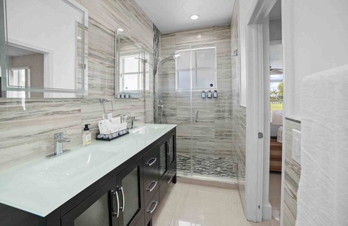 Princeton House | Ohana House Jacuzzi Pool and Ping Pon Terrace