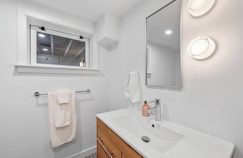 Marblehead Cottage | Discover The Sunset: Cozy Seaside Cottage in Marblehead