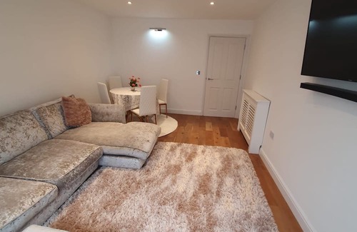 Broxbourne Apartment | Inviting 2-Bed Apartment in Turnford, Broxbourne