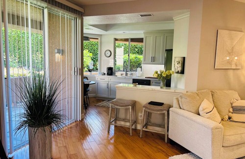 Lake Forest Condo | Cozy Condo in Gated Community with Pool & Breakfast
