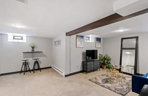 Greenfield Apartment | Pet-Friendly Entire Rental Unit in Milwaukee, Wisconsin