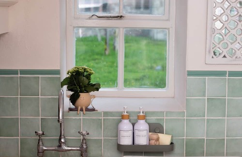 East Portlemouth House | Cozy Snowdrop Cottage Near Dartmoor with Free Parking