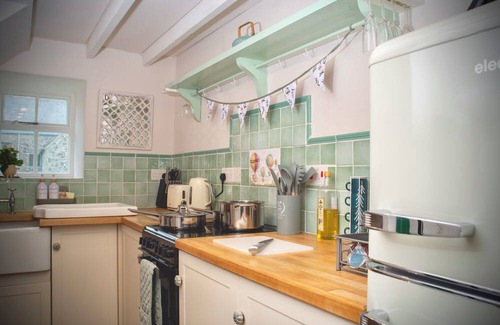 East Portlemouth House | Cozy Snowdrop Cottage Near Dartmoor with Free Parking