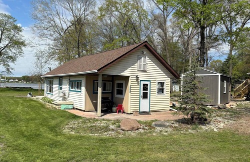 Fremont Cottage | Scenic Lake Front Cottage Near Beautiful Park Setting