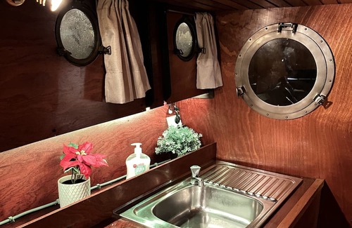Nieuw-West Boat Rental | Inviting Getaway: Experience Unique Aboard 'Sunny'