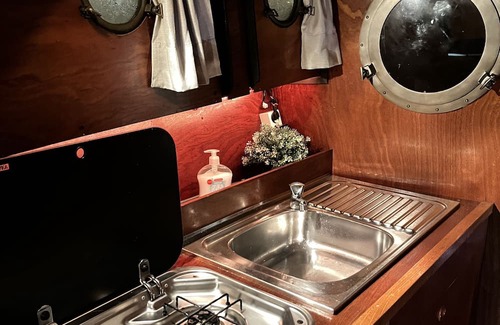 Nieuw-West Boat Rental | Inviting Getaway: Experience Unique Aboard 'Sunny'