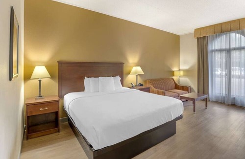 North Chesterfield House | Bright Stay with Pool, Gym & Kitchen Near Virginia Commonwealth