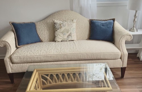 Lake Como House | Renovated Cottage Steps from the Beach, Pet & Child Friendly