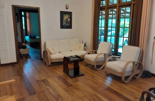 Naula House | Cozy Mountain Bungalow with Majestic Views and Hot Tub