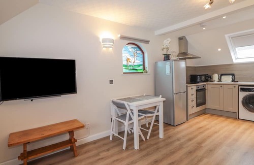 Scaniport Cottage | Romantic Purlie Lodge Apartment with Garden in Inverness