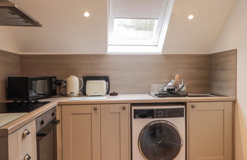 Scaniport Cottage | Romantic Purlie Lodge Apartment with Garden in Inverness