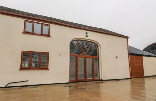 Knott End-on-Sea Cottage | Inviting Barn Conversion with Hot Tub in Family-Friendly Stalmine