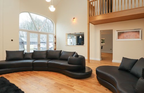 Knott End-on-Sea Cottage | Inviting Barn Conversion with Hot Tub in Family-Friendly Stalmine