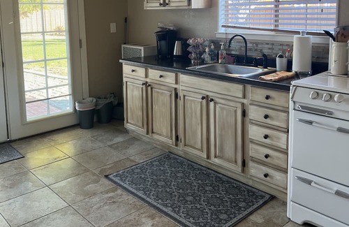 Ukiah House | This charming bungalow/cottage is located between Hopland and Ukiah.