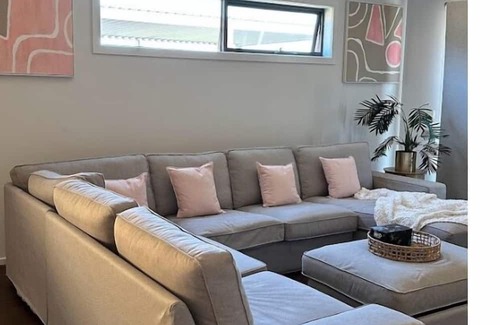 Werribee House | Modern Retreat in Werribee with Family-Friendly Amenities