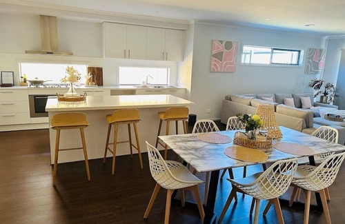 Werribee House | Modern Retreat in Werribee with Family-Friendly Amenities