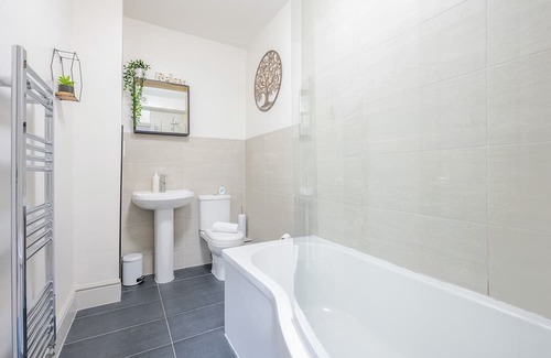 Roath Cottage | Cozy 1 Bedroom Accommodation with Ocean View in Cardiff