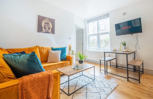 Roath Cottage | Cozy 1 Bedroom Accommodation with Ocean View in Cardiff