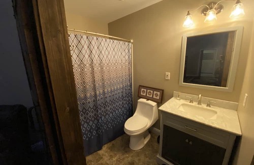 McComb Apartment | Art Deco Corporate Retreat with Spa and Hot Tub Access