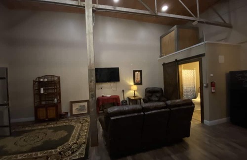 McComb Apartment | Art Deco Corporate Retreat with Spa and Hot Tub Access